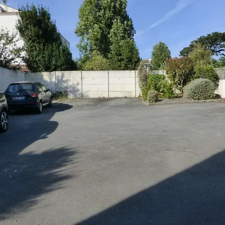 2 Pieces Avec Parking Prive, Proche Et Commerces, - Fr-1-224-783 アパート *